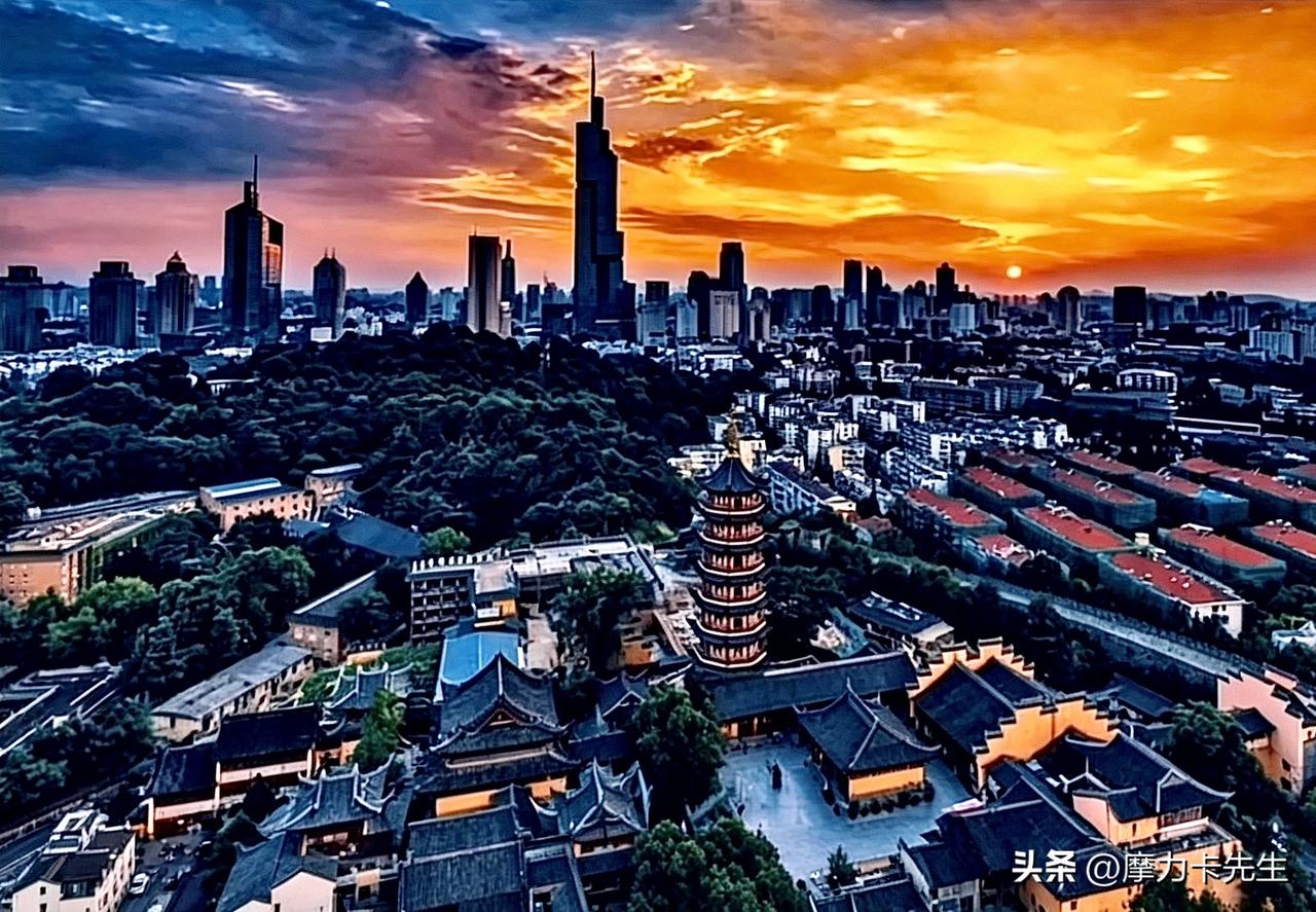 落日漫过镇江的天际，金山寺飞檐古塔静静伫立，身后是林立的现代楼宇。千年古刹与都市