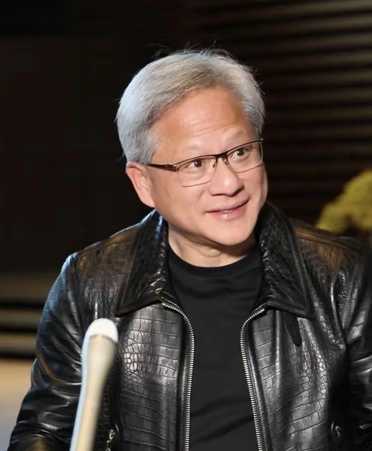 大家发现了吗？黄仁勋越来越不对劲了。明明他都已经63岁了，却变得越来越活跃了。按