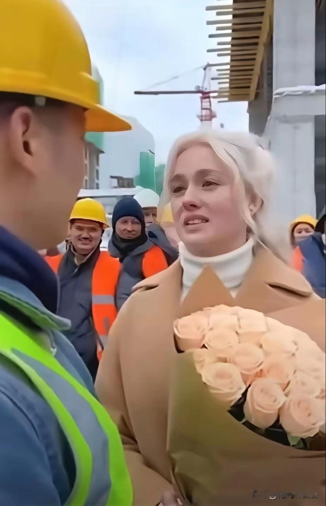 零彩礼还随迁！
俄罗斯姑娘当众求婚中国
打工小伙，这波跨国恋太好磕…
 
中国小