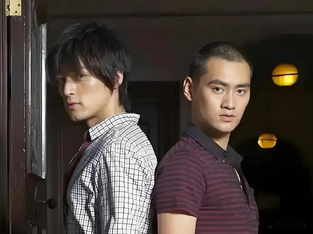 袁弘和胡歌是大学同班同学兼室友，当年胡歌经常迟到，袁弘就借给胡歌一辆自行车，没想