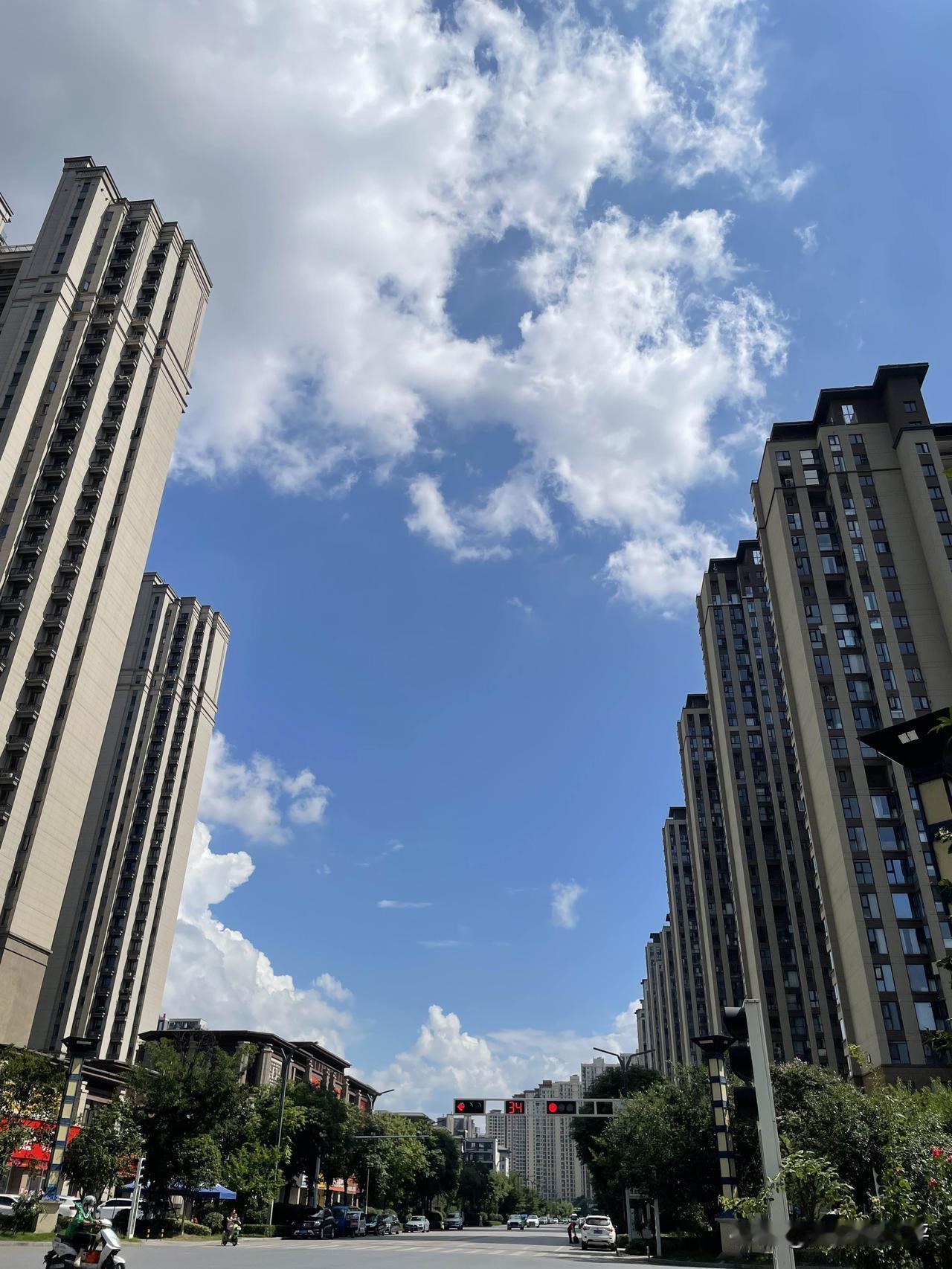 我还真不敢吃这个知了猴做的食物，也没听说周围有人吃这个的，知了猴真能吃吗？[捂脸