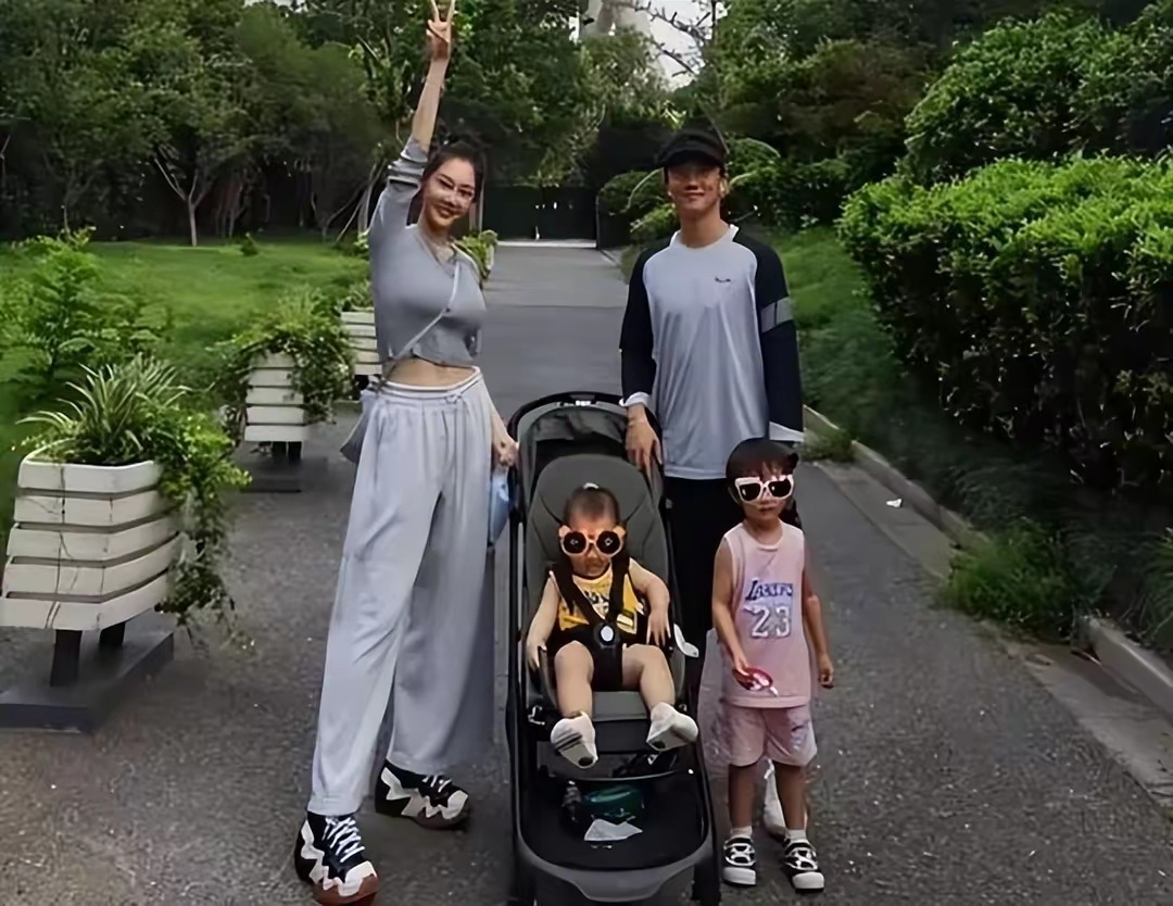 #苗苗对郑恺一见钟情#苗苗分享了他们一家去露营的小视频，郑恺真是超级奶爸，全程带