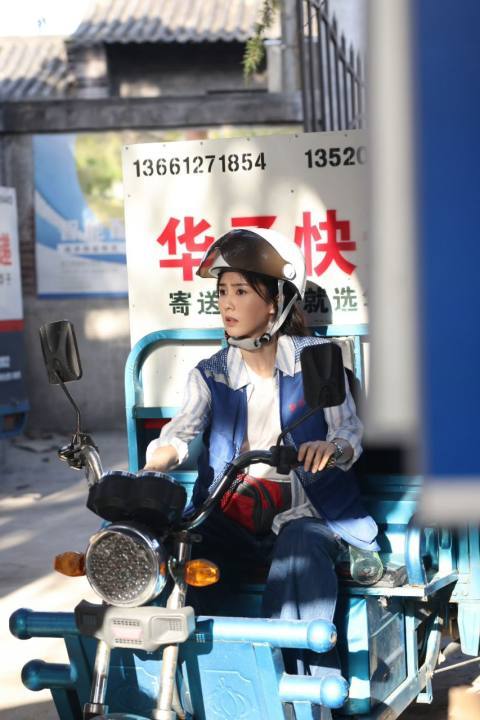白鹿华子快递就是挺直的脊梁北上的路总有波折，但华子快递就是夏站长挺直的脊梁。白鹿