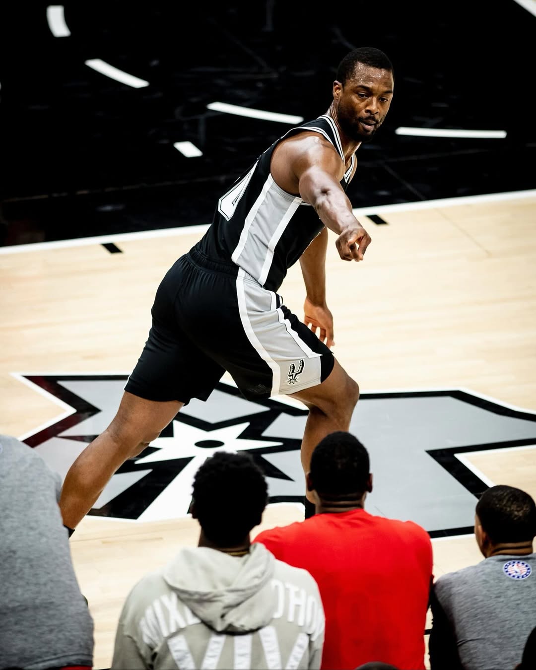 福克斯复出！马刺官方晒今日赛场照庆祝球队成功保卫主场