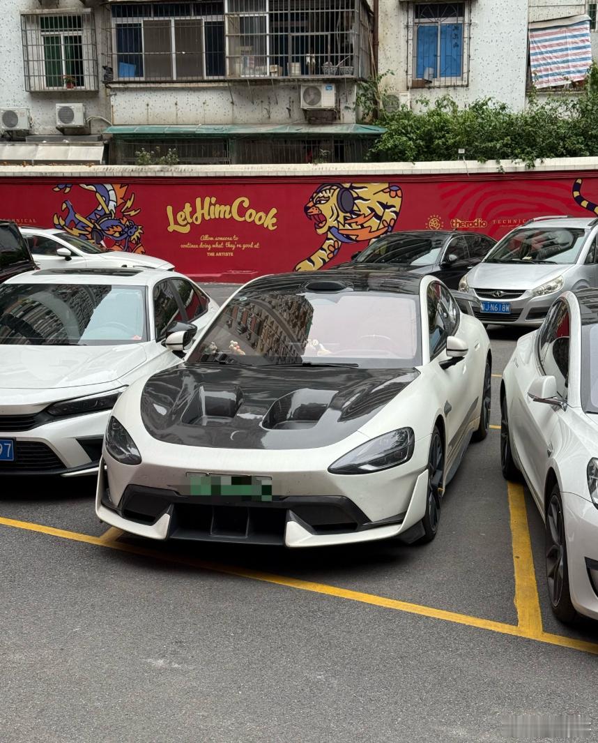 小时候我的盗版变形金刚胸口有个按钮，一按就会自己唱歌，正版的就没有这个功能...