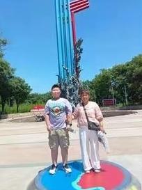 刚上初一的儿子说他最近烦死了，天天在学校被别的班同学喊：老师好[捂脸]

儿子这