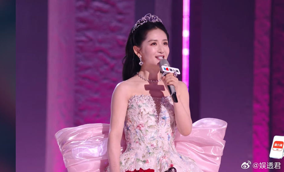 谢娜的话筒一直是在冲着李小冉的谢娜李小冉从北漂地下室走到聚光灯下 那些年，她们一