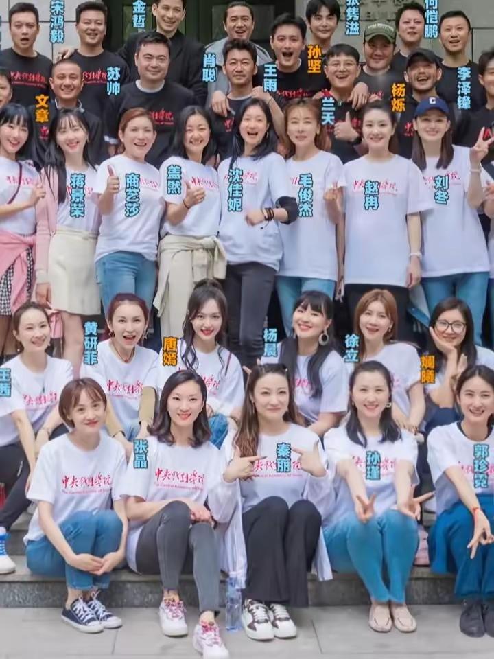 受过专业科班培训，一个班才有几个人走红啊
娱乐圈不是那么好混的