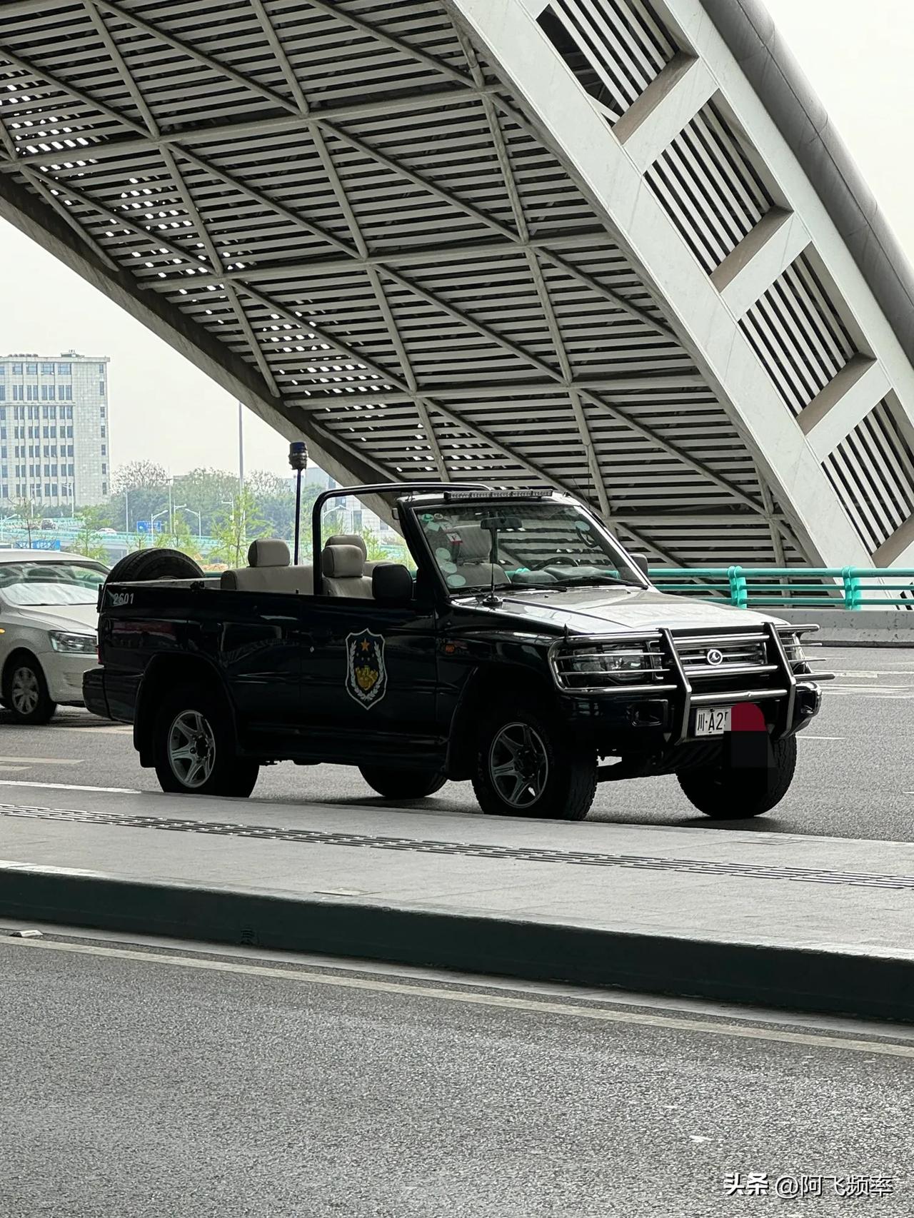 敞篷的三菱跑车，真的不多见
后面还有一个钢管，不知道是干嘛用的还是成都人会玩。#