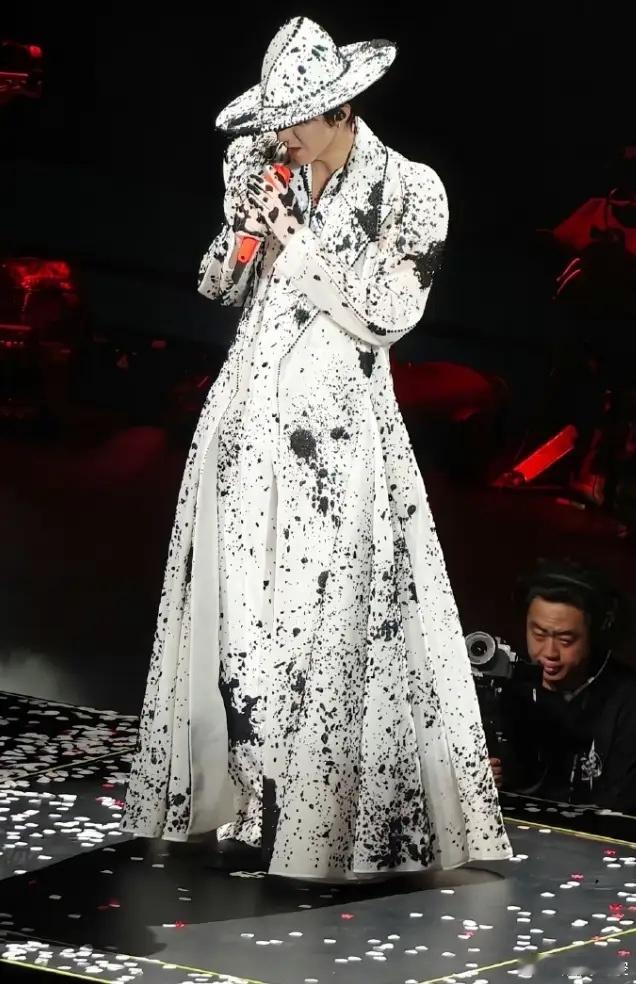 刘宇宁为演唱会准备了万全准备每场演唱会都能解锁两三套新高定，这个巡回演唱会结束，