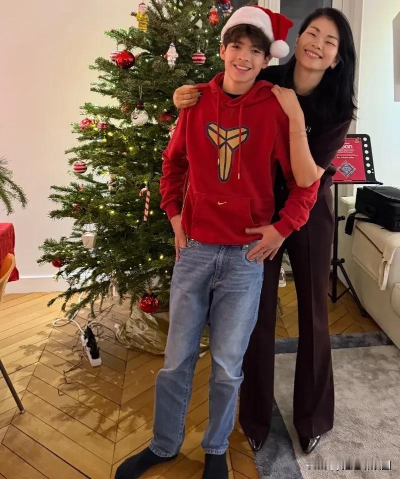 国际名模吕燕混血儿子长得好帅啊，优雅贵气带几分忧郁的少年气质。吕燕不算传统意义上