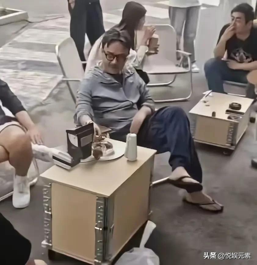 最是人间清醒汪涵老师。
相比刘德华，周润发等许多大牌明星，都一把年纪了还整天在外