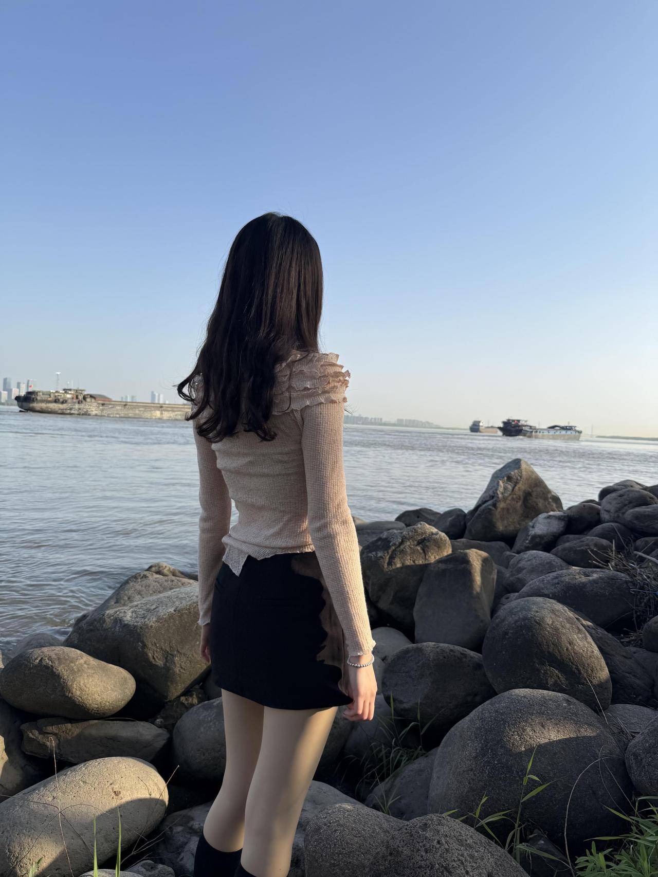 苗京京说
日子熬一熬就顺了
心沉下来就稳了

别急。
现在觉得过不去的坎，
过几