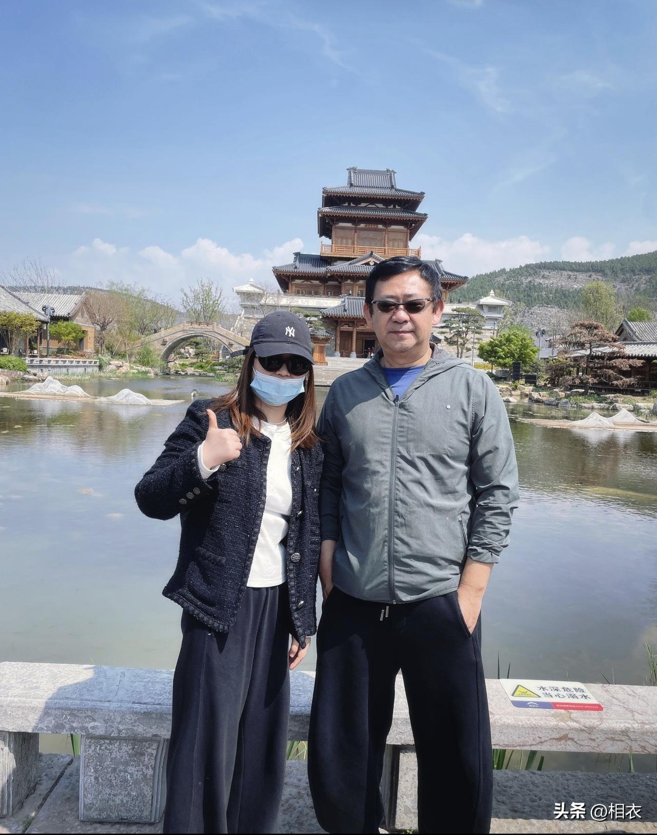 网友偶遇姜武，
还和姜武一起拍了张照片。

照片里姜武穿着灰绿色的休闲外套和黑色