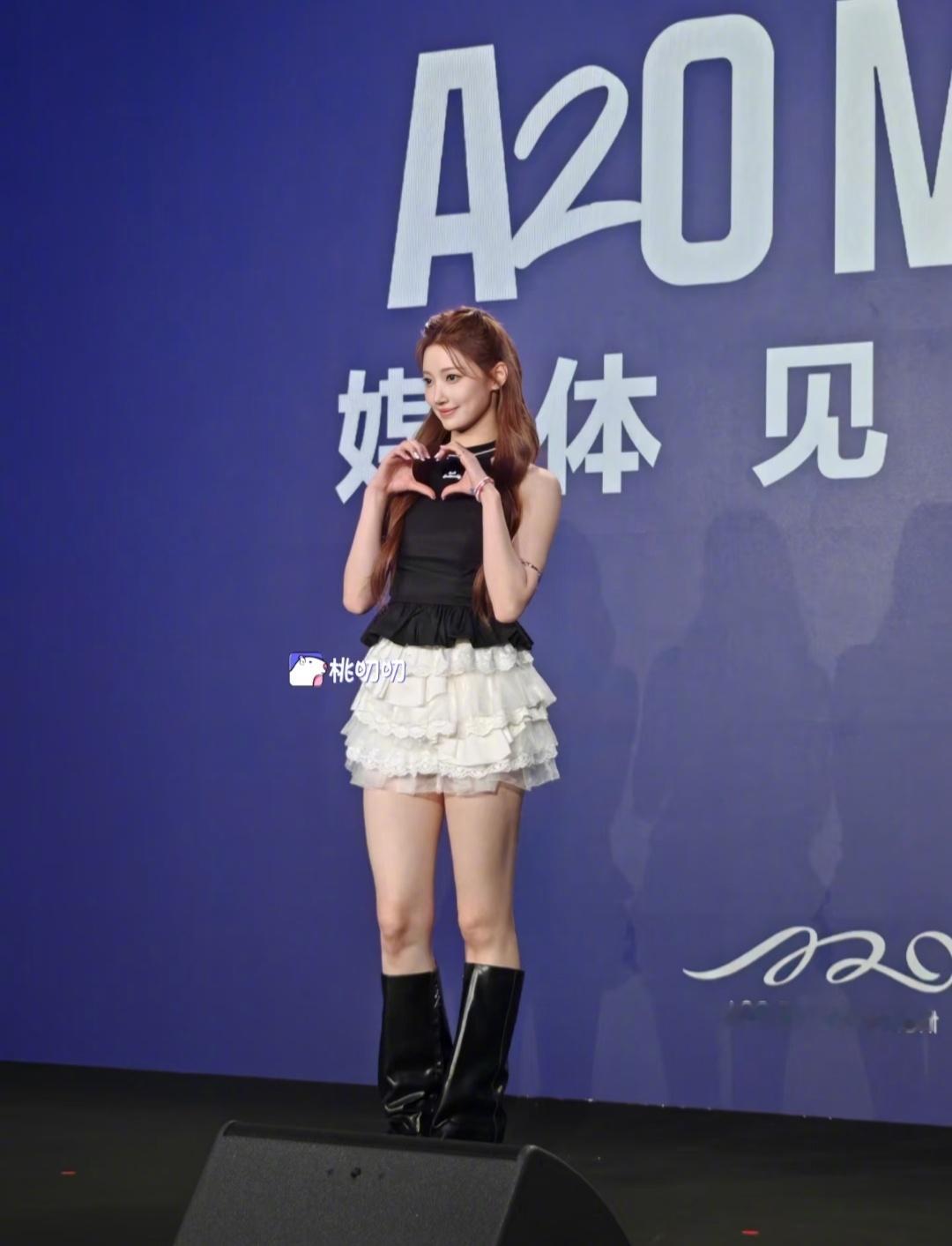 李秀满新团顶着美丽的脸玩抽象 李秀满新团让人上头，顶着高颜值玩抽象毫无偶像包袱，
