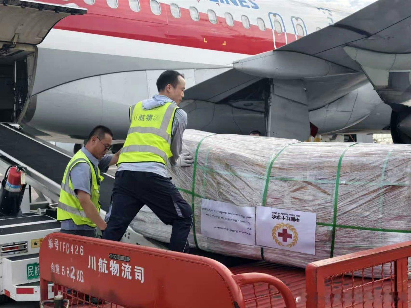 尼泊尔泥石流 川航免费承运四川航空连续两日免费承运中国红十字会援尼泊尔救灾物资，