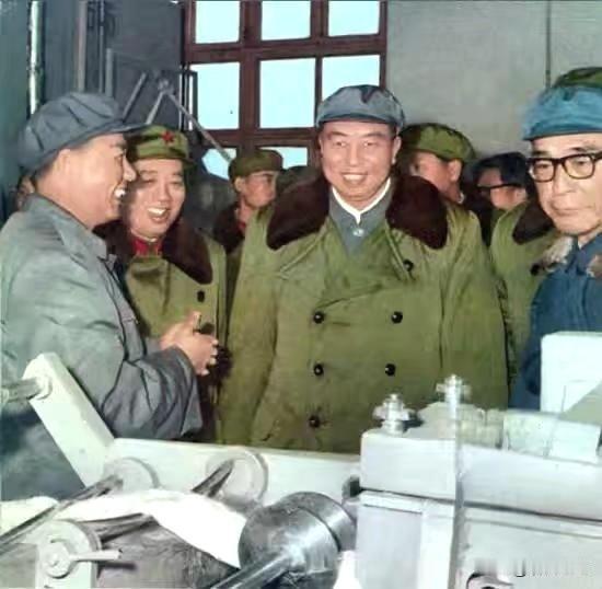 历史时光
1977年4月，华国锋亲临大庆油田视察。在文革期间由单一炼油厂发展壮大