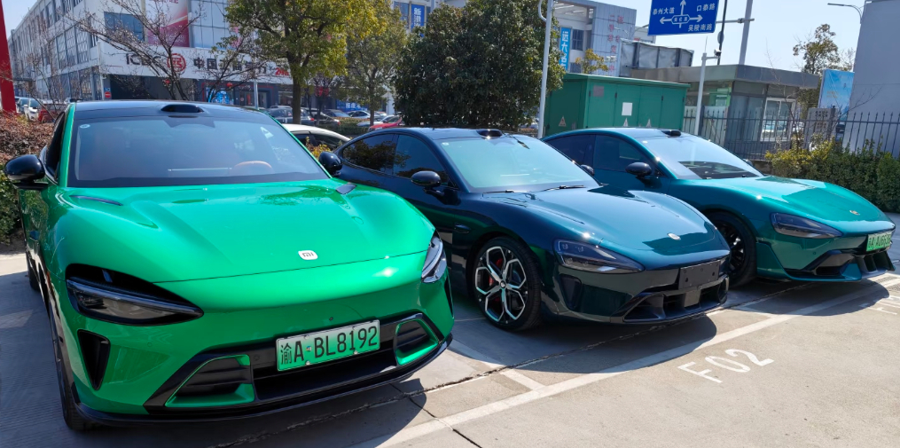 《三 绿 同 堂》张照片能很好地看出来这次新SU7靛石绿的不同之处，它算是兼顾了