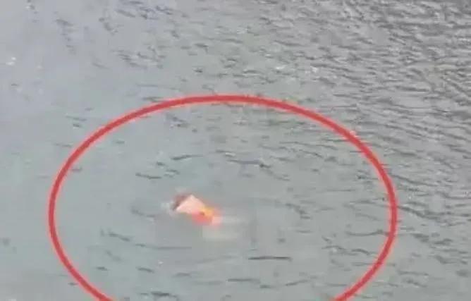 四川乐山青衣江边，阳光洒在江面上，这本该是市民散步、锻炼的惬意地方。汪女士最近一