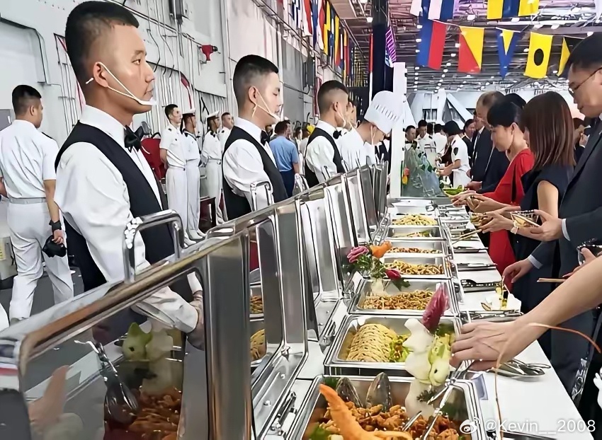 看见山东舰内部自助餐，足以显示我国强大实力！ ​​​