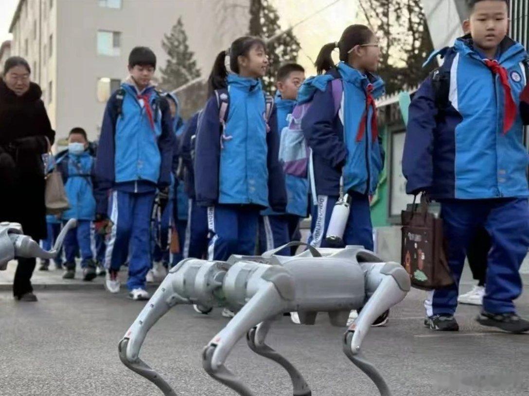 又是一年开学季  在鄂尔多斯市东胜区第一小学的开学首日，学校以“智趣横生”的创新