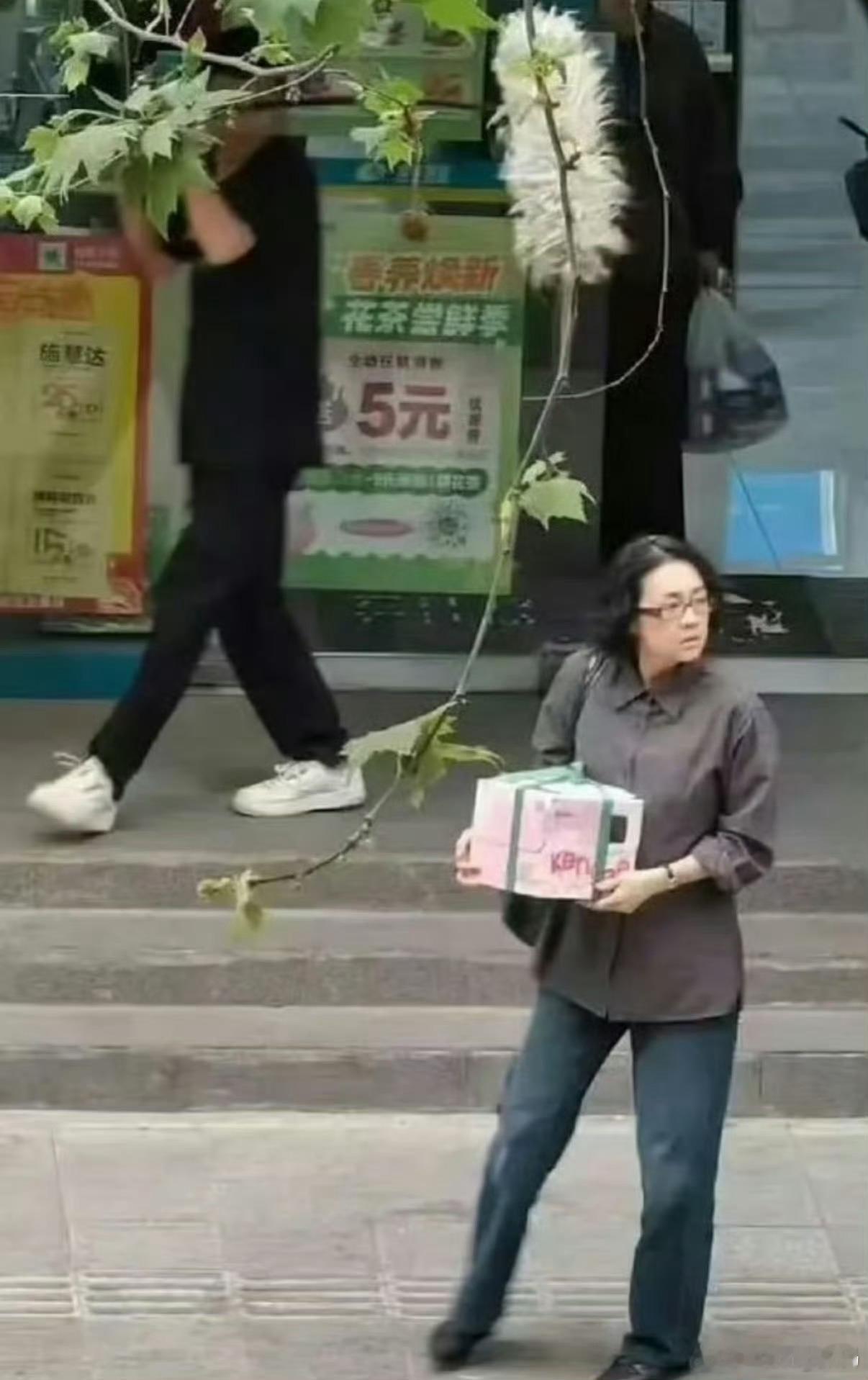 没认出这是章子怡明星怎么每次看都不一样前段时间还在说她脸肿了现在又是另一种说法 