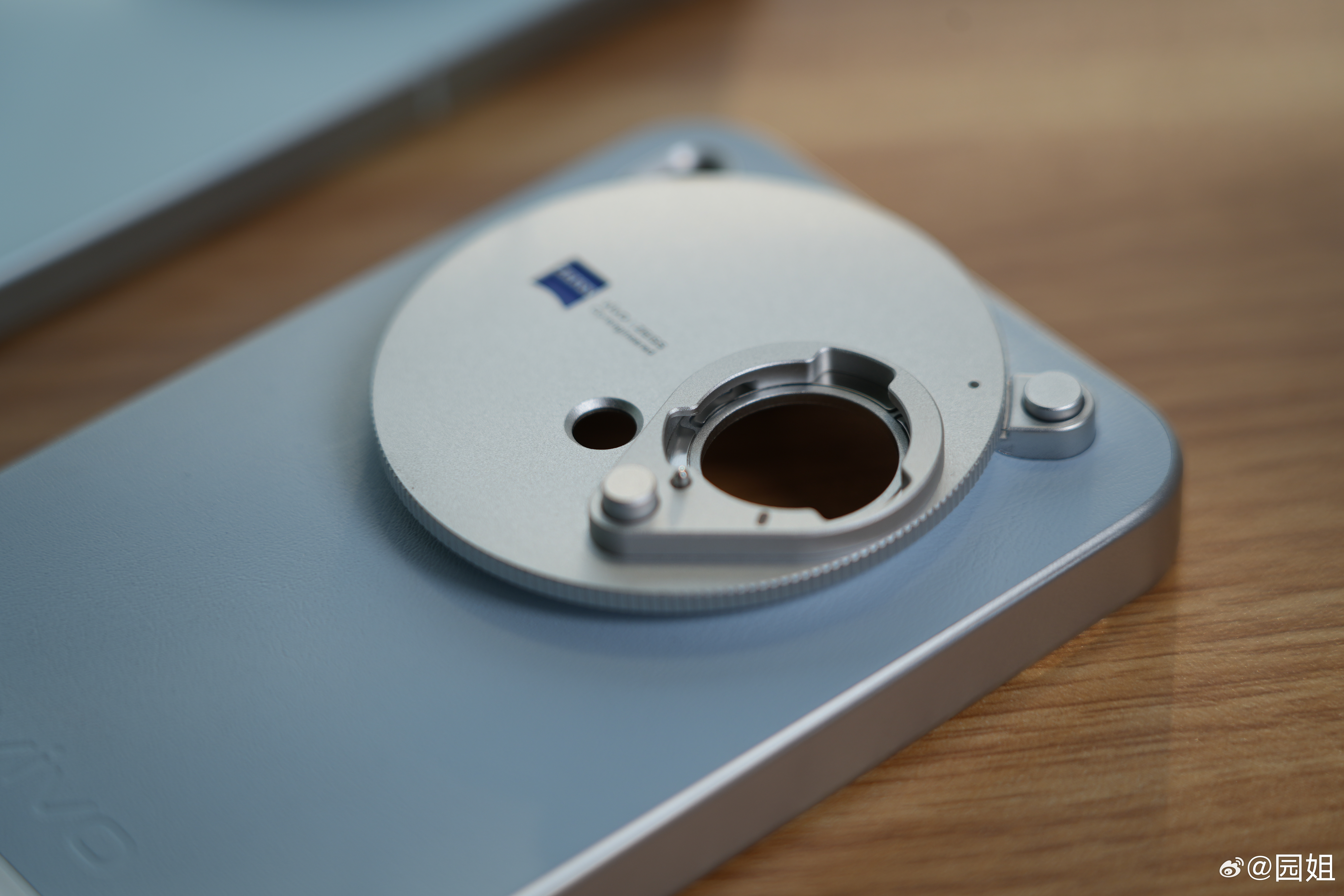 用习惯黑色的vivo摄影套装，再看这套vivo X300银色的属实很惊艳。银色磨