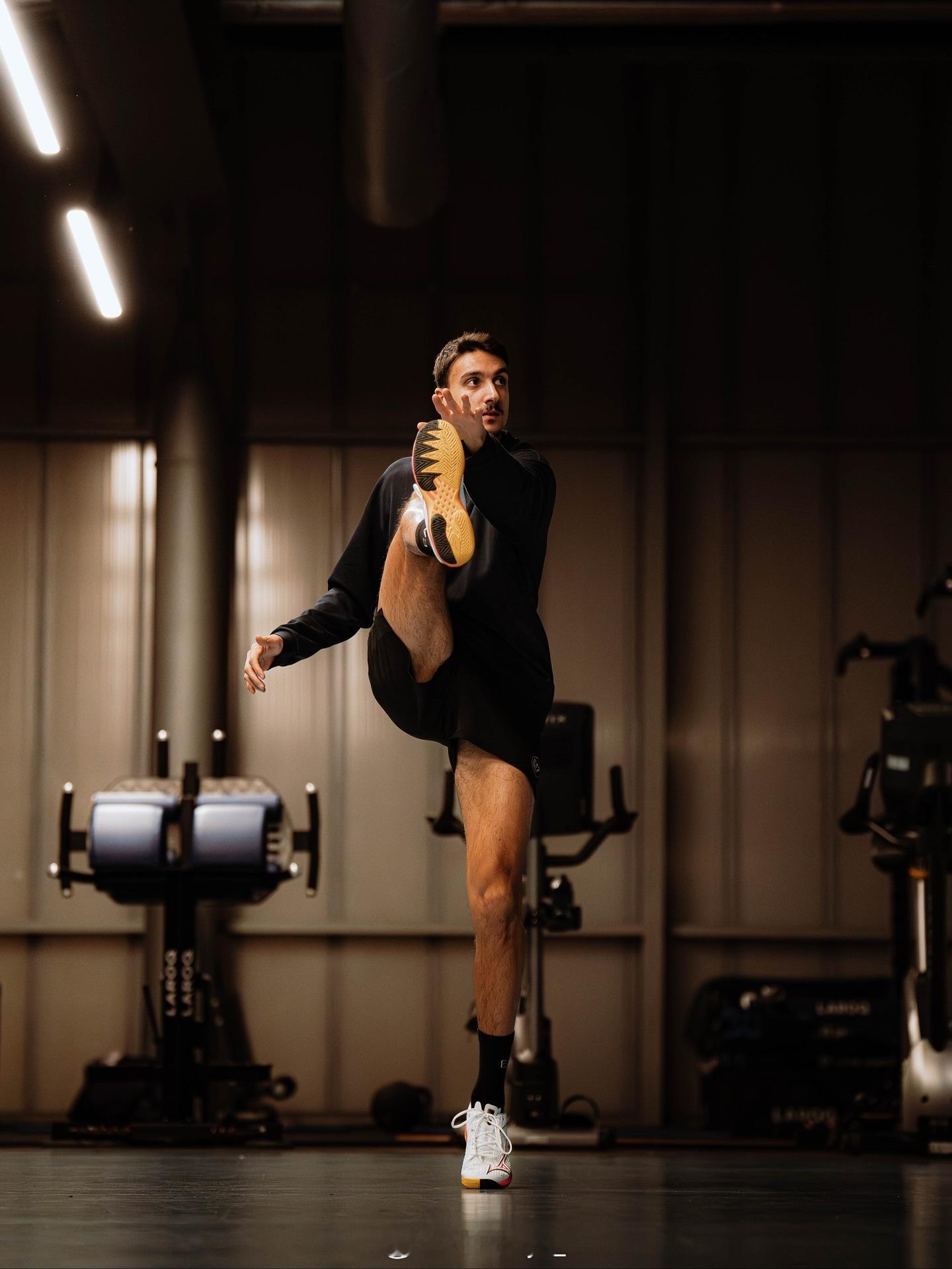 美到不行作为前冠军回来参赛就是受重视，平常很少看到索内戈有这种质量的幕后拍摄。今