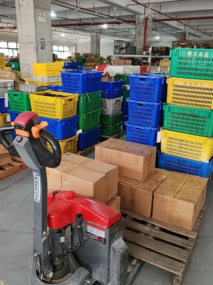 开工了，仓库乱糟糟，这几天有得辛苦啦！