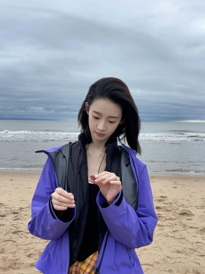 张艺凡海边氛围感 接收到来自张艺凡的海边晚风明信片,叠穿紫色系很有韵味~被风吹起