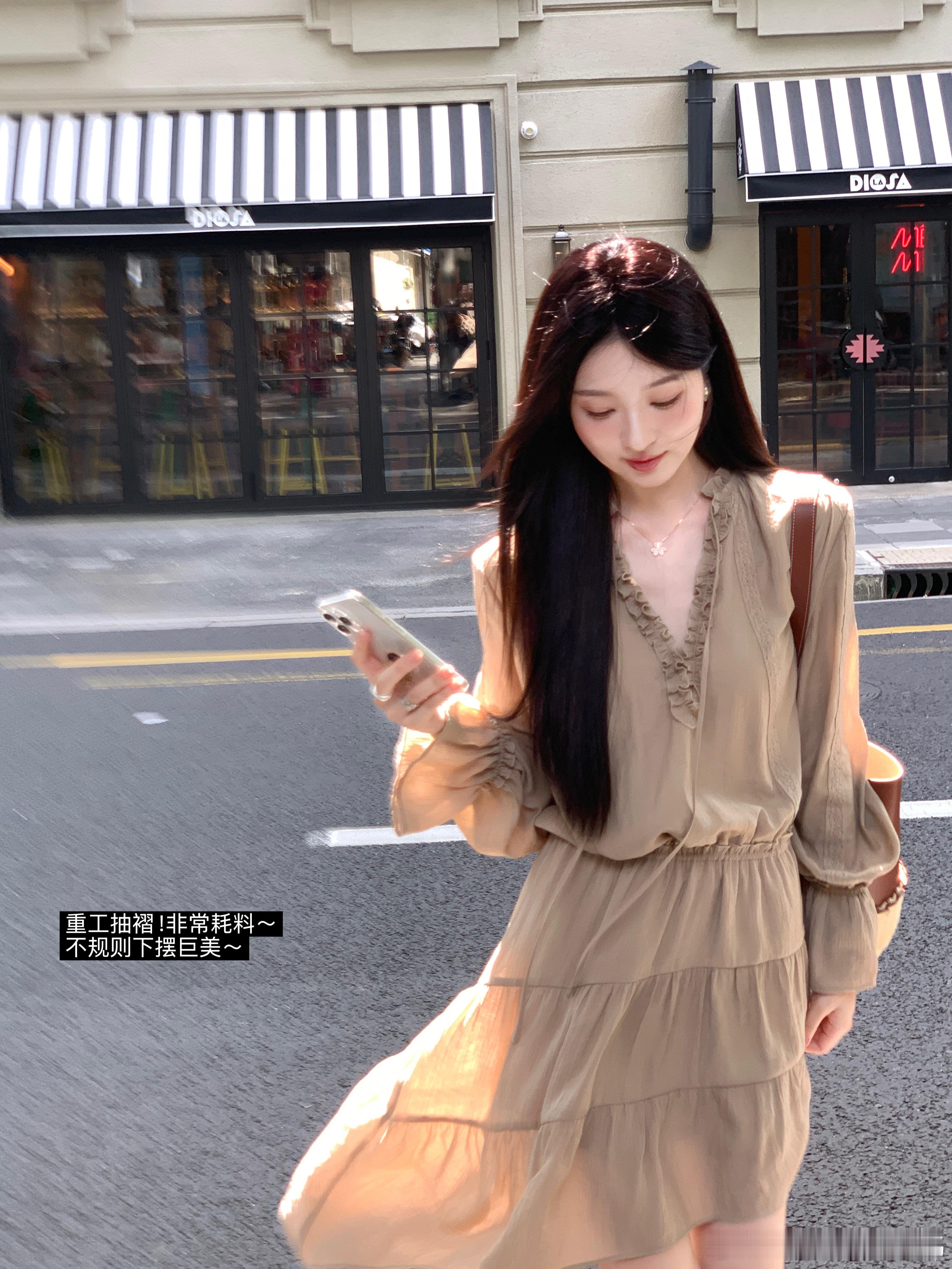 这条裙子的裙摆有点太漂亮了！！！忍不住单独发一组～ ​​​