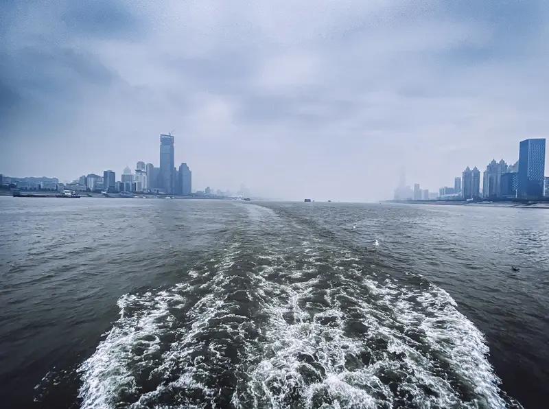 金陵王气谁人识，
王气岂止在钟山。
君沿长江入大海，
欲显王气于世界。