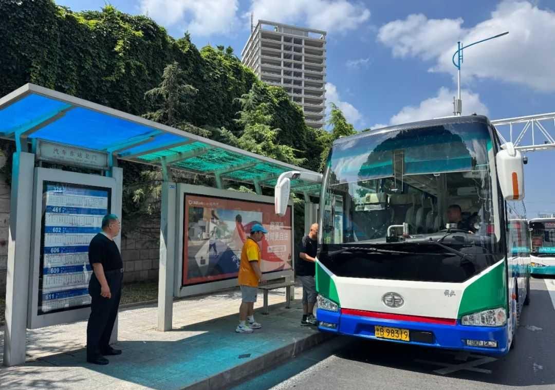 自2026年4月1日起，青岛城运控股更改部分公交站点名称。将南京路的双向青岛阜外