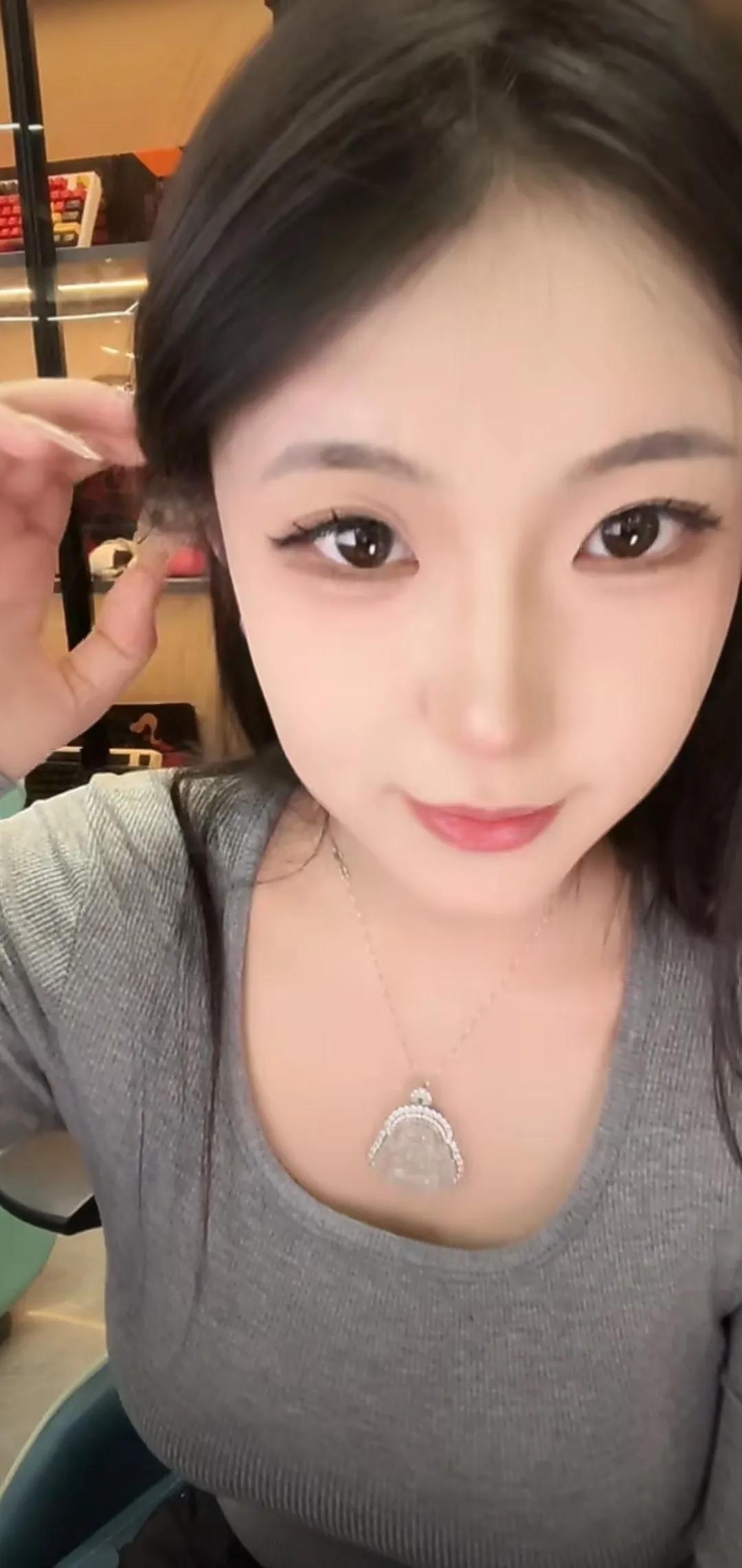 甜美自拍，温柔微笑，精致妆容，时尚项链。