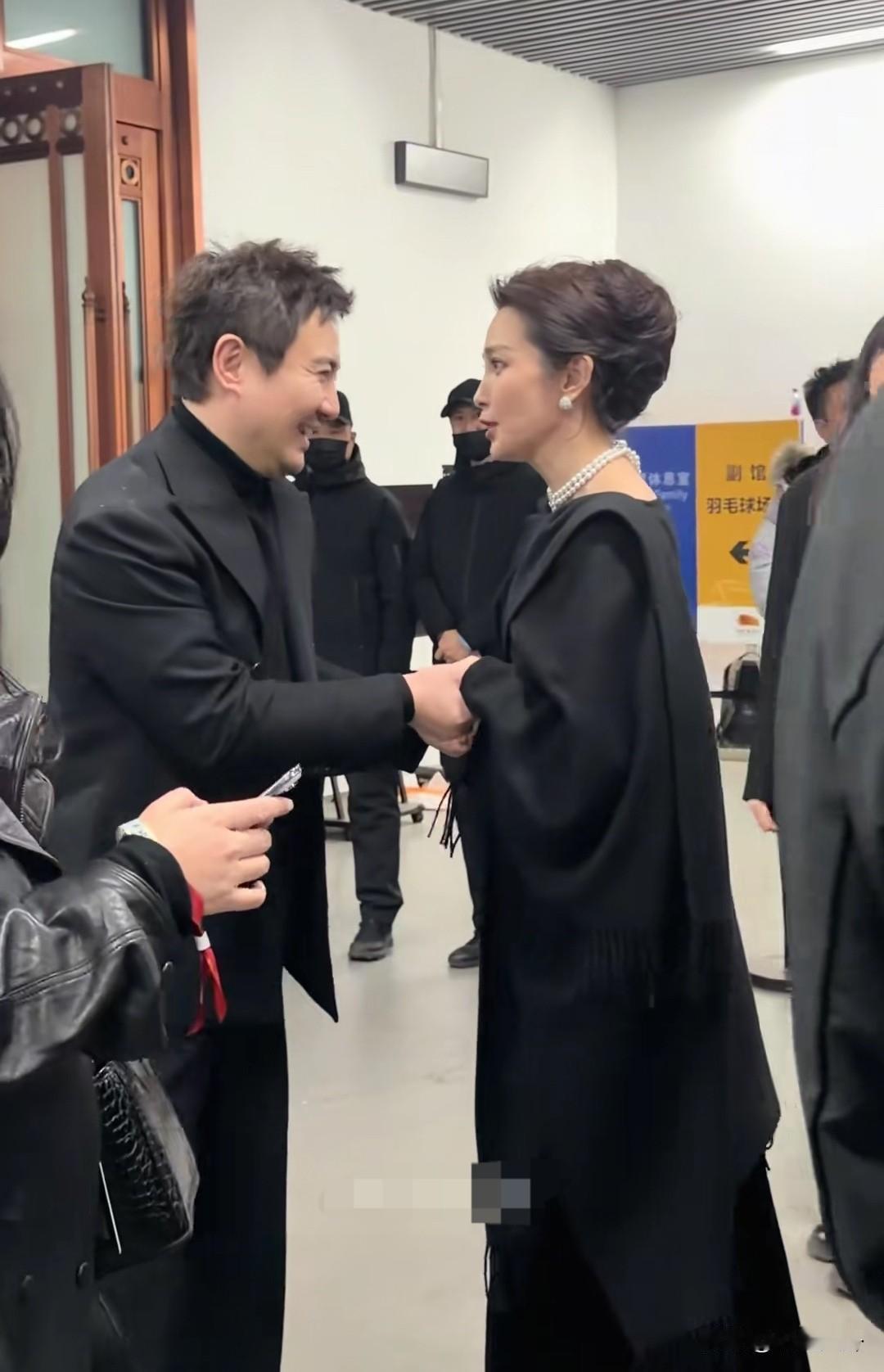 沈腾的笑声真像懒小羊变声，太喜庆了[呲牙][呲牙][呲牙] 沈腾好像到哪里都挺受