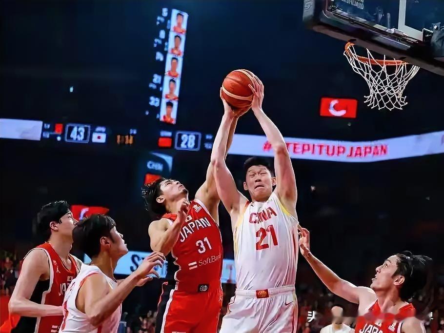 中国男篮客场击溃日本队，这十件事情球迷必须明白：

1、内线才是我们的胜负手，在