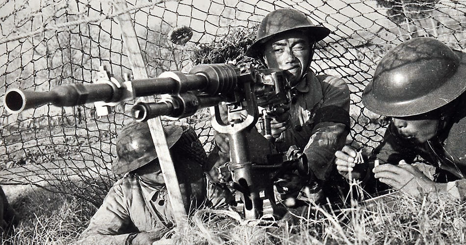 1937年淞沪会战期间，身处上海某处隐藏机枪阵地的中国军队机枪组正在操作一挺法制