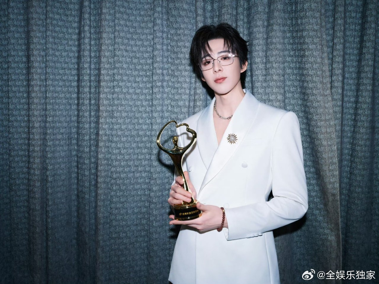 刘宇宁又在飞机上撞头了 明明只是正常起身，却因为身高频频碰壁，刘宇宁也太可爱了吧