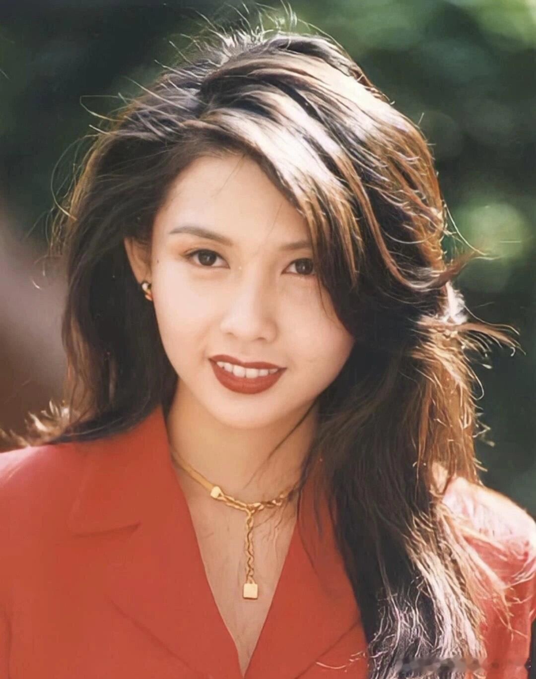 #56岁邱淑贞状态# 年轻时的邱淑贞，港风美人，俏皮中带着性感！ ​​​