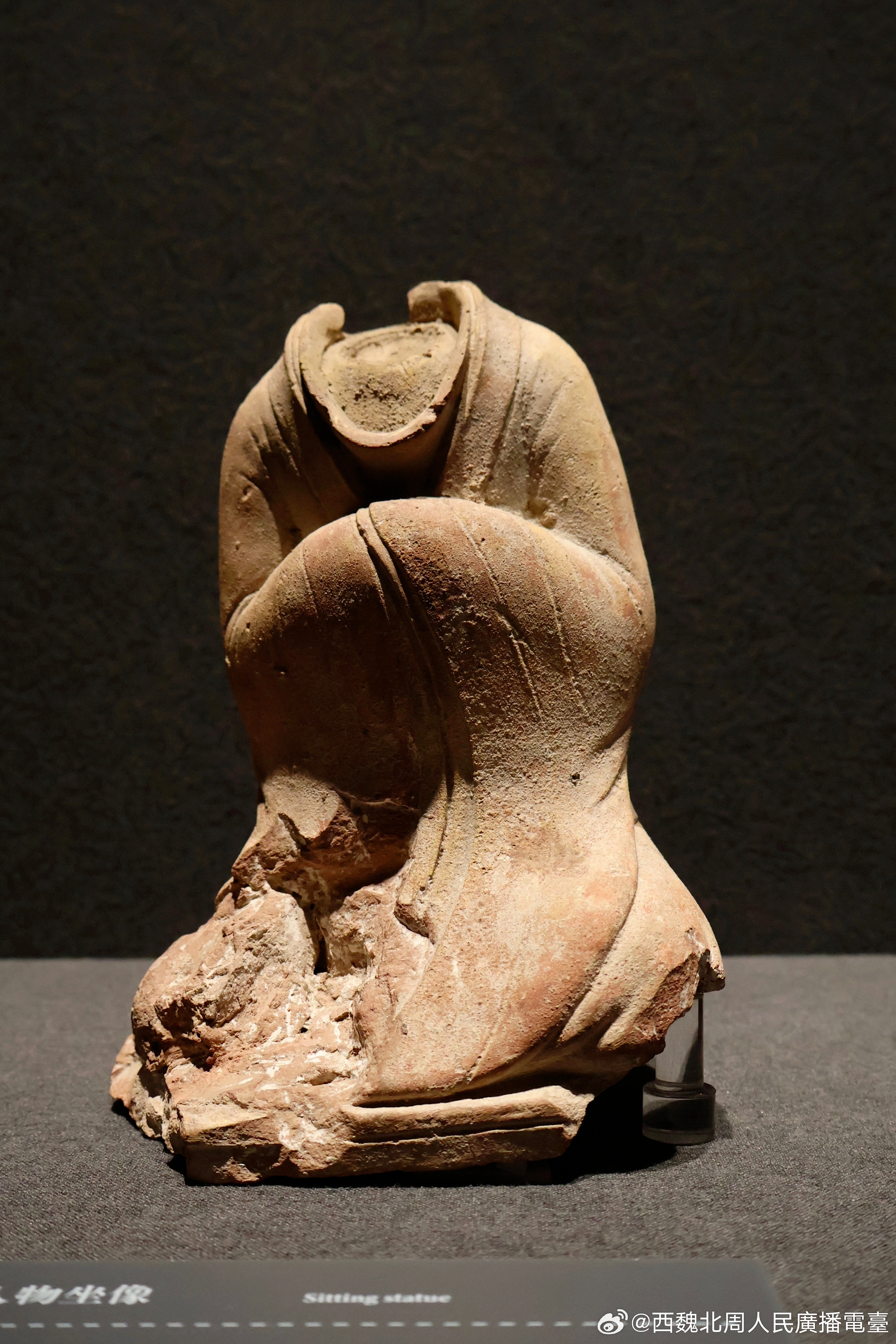北朝考古 人物坐像/北魏/中国考古博物馆藏河南省洛阳市永宁寺遗址出土 人物坐像/