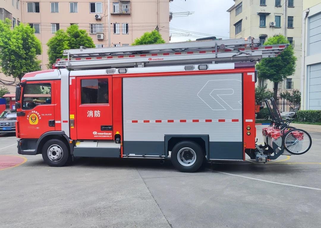 【投稿】消防 [沪X]
上海消防某站
投稿来自：@消防车辆迷
救援 摄影 消防员