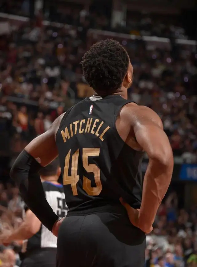 #米切尔左眼挫伤# 队米切尔遭遇左眼挫伤缺席，今日骑士首发：“哈登、梅里尔、泰森