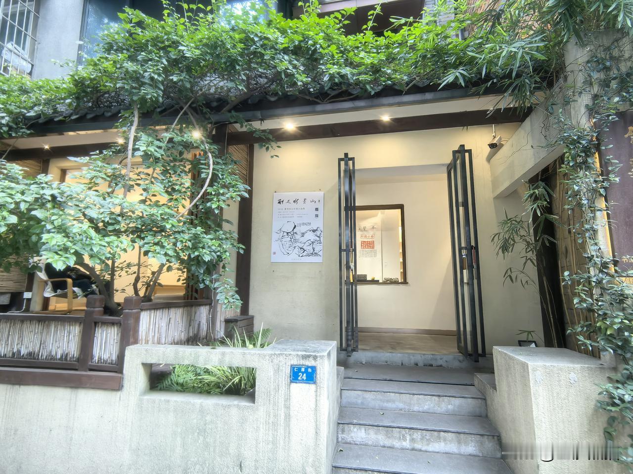 “以书入画”自然、随意——唐书安山水画在竹溪书道馆展出。
国庆大假第2日，好友邀