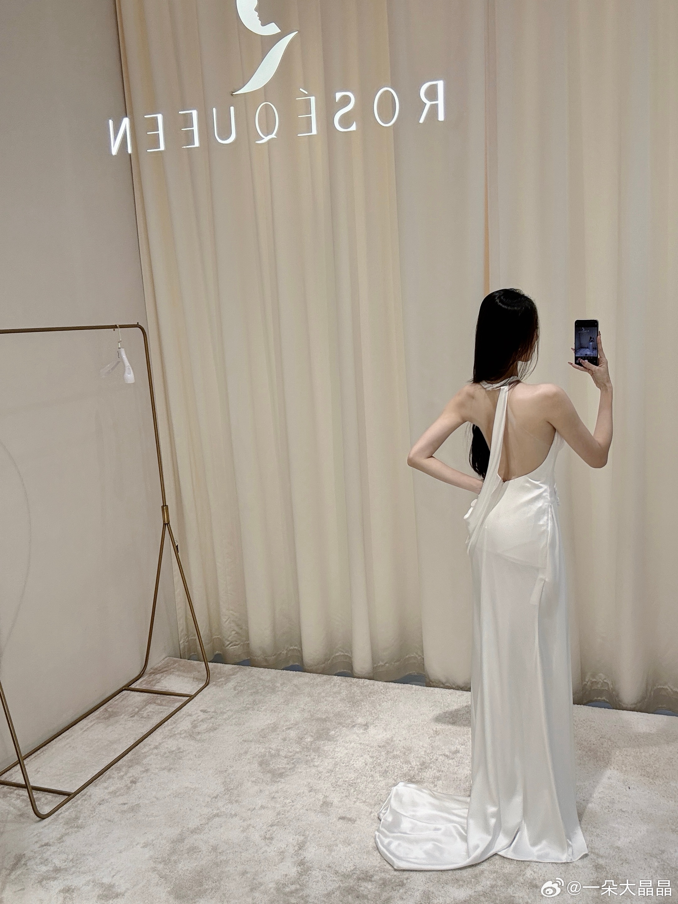 流水账时间到！！！试婚纱差点给我累晕（是真的晕）倍乐参鸡汤和辣鸡爪不错（又想去韩