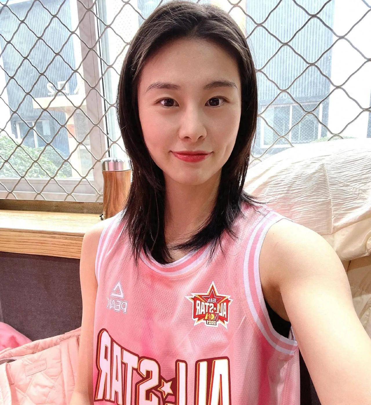 中国女篮已有七人在海外打球，她们是韩旭，王思雨，李月汝，杨舒予，冉珂佳等，都是女
