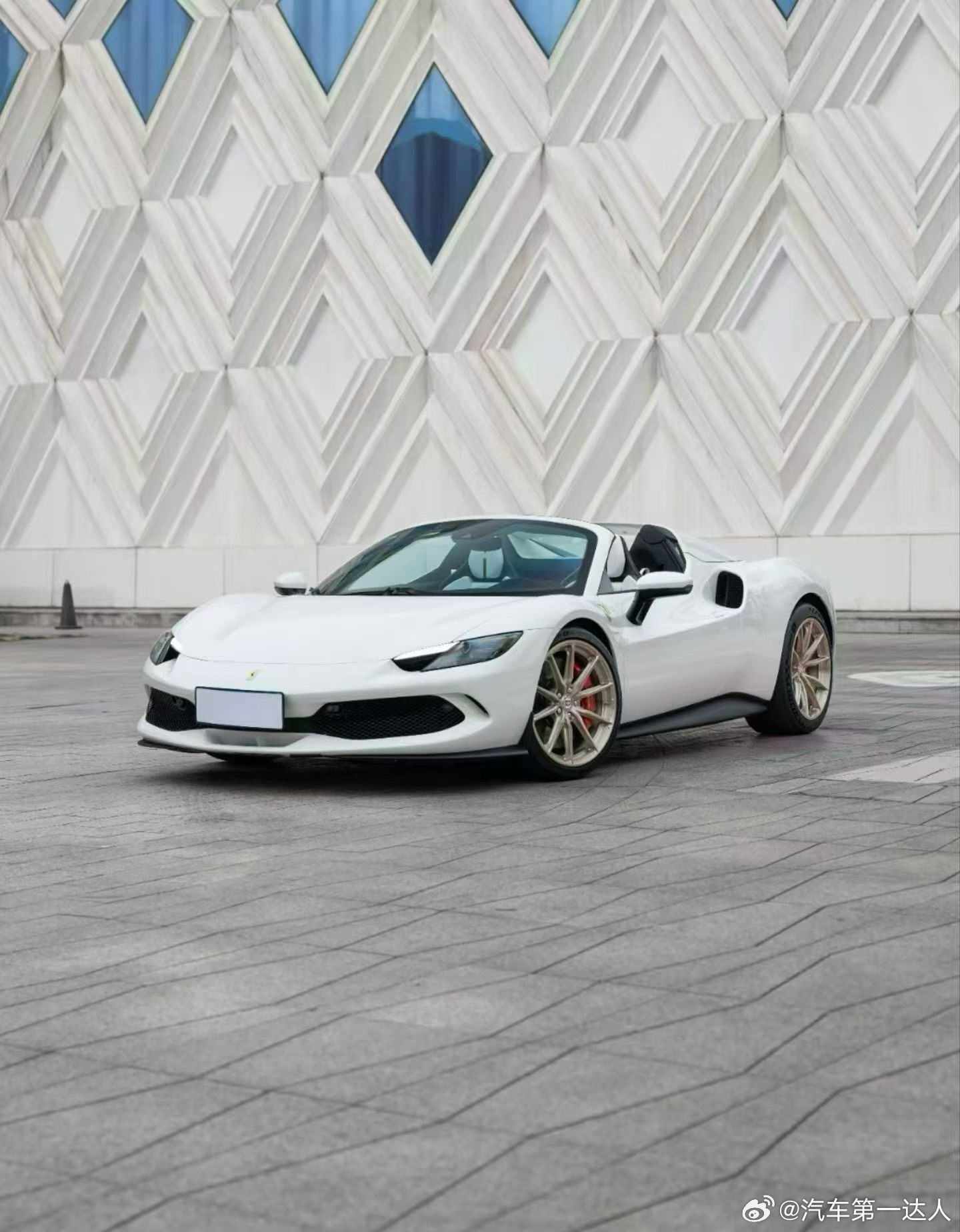 法拉利296 GTS，配置：底盘抬升、赛道座椅、carplay、无线充电、碳纤维