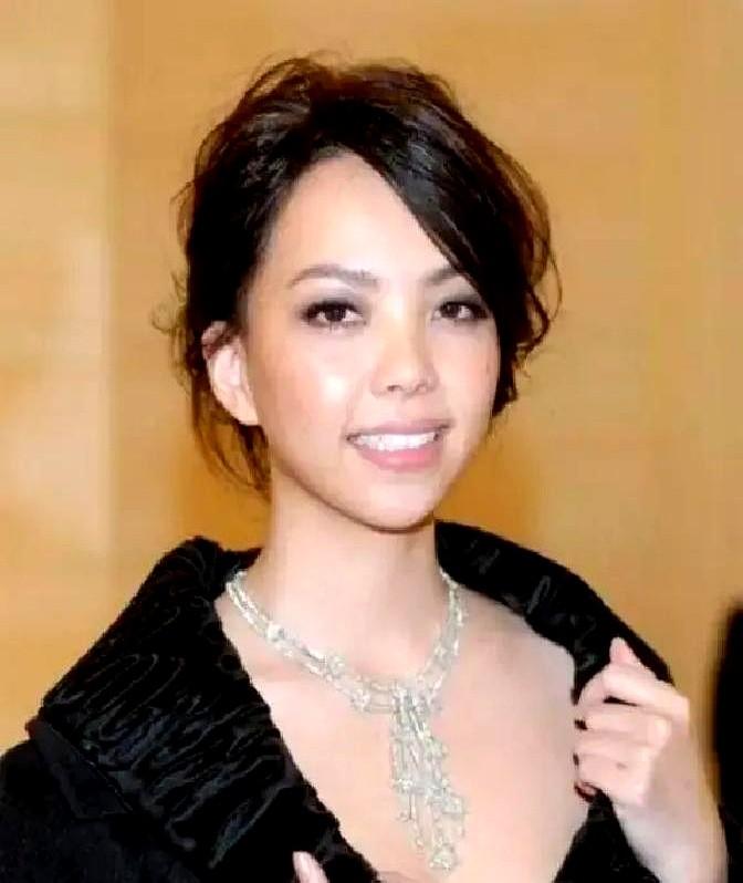 张惠妹这操作，才是真通透。

交往十六年，不结婚不捆绑，但该给的支持一点没少。早