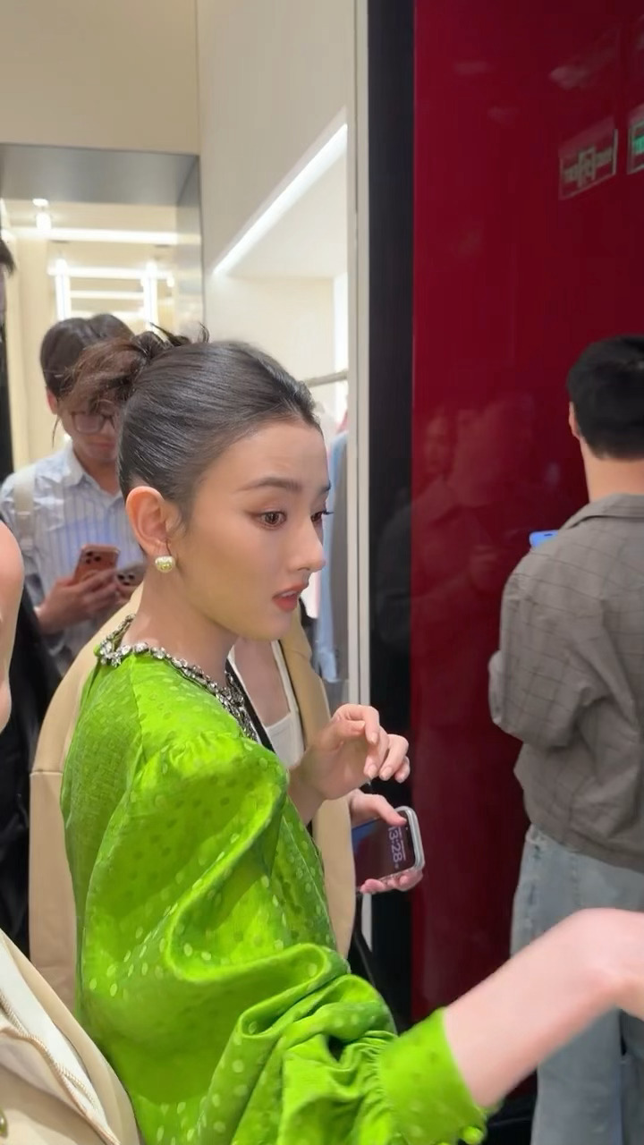 宋祖儿  VALENTINO绿色复古波点裙➕大光明造型