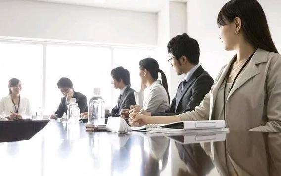 实习生误发私密照到全员群，总裁当场签转正？真相太意外
 
下午3点，行政部实习生