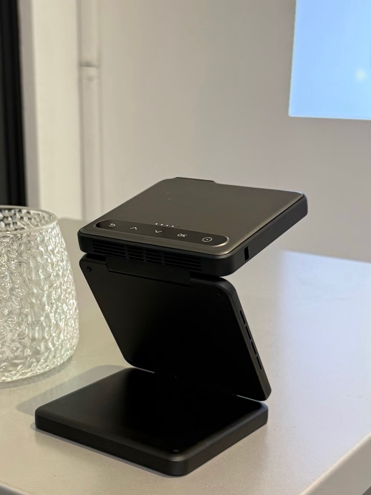 从三折叠手机到三折叠笔记本再到现在的三折叠投影仪折叠的设计好像成了一种趋势三折叠